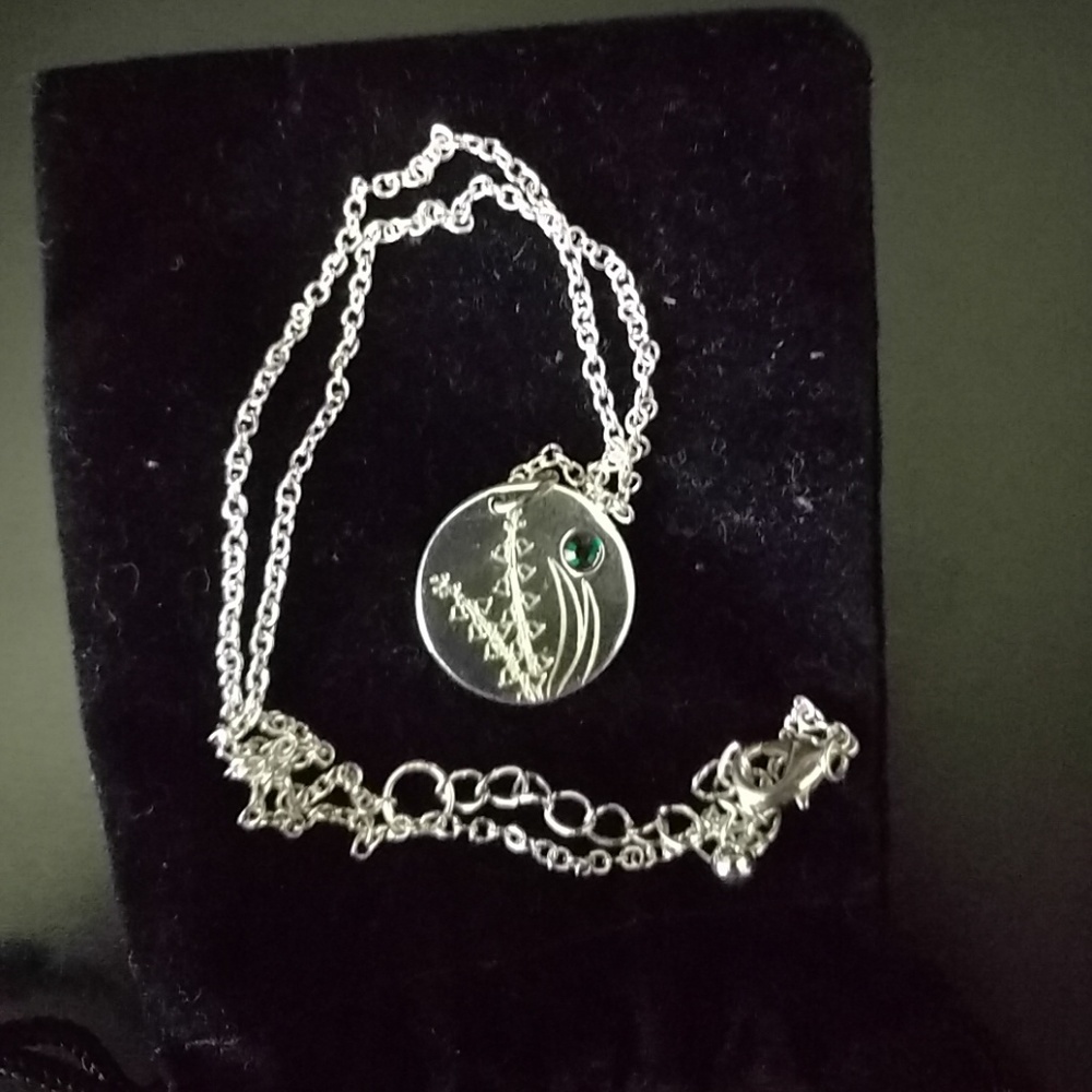 Silver necklace with emerald